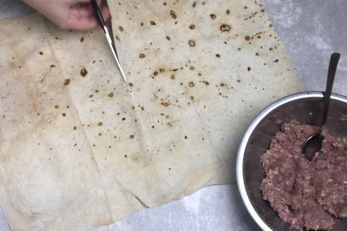 Шаг 4 приготовления Улитка из лаваша с фаршем в духовке пирог