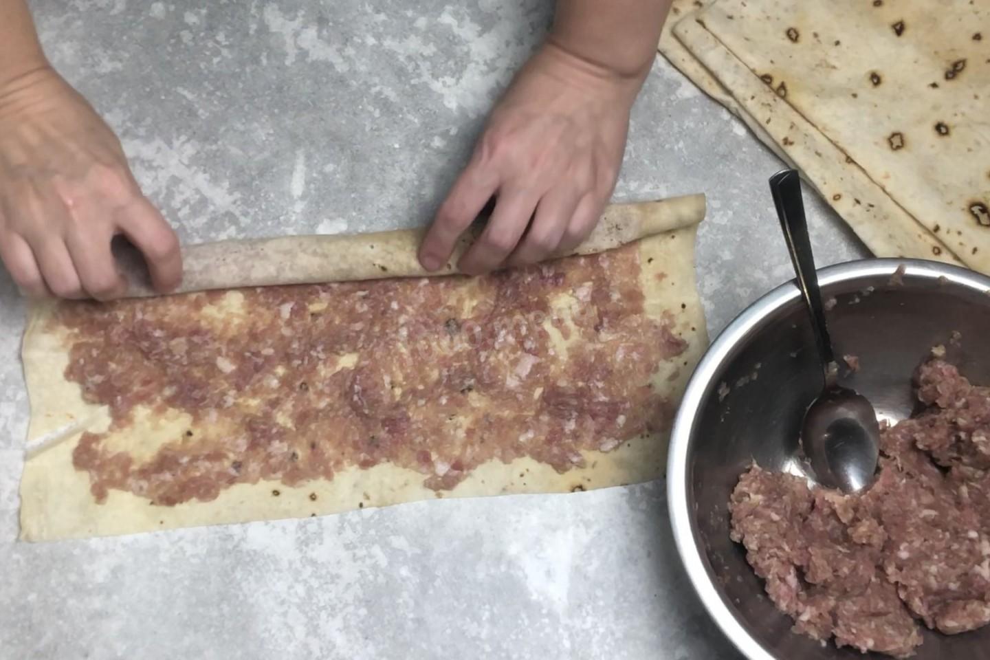 Шаг 6 приготовления Улитка из лаваша с фаршем в духовке пирог