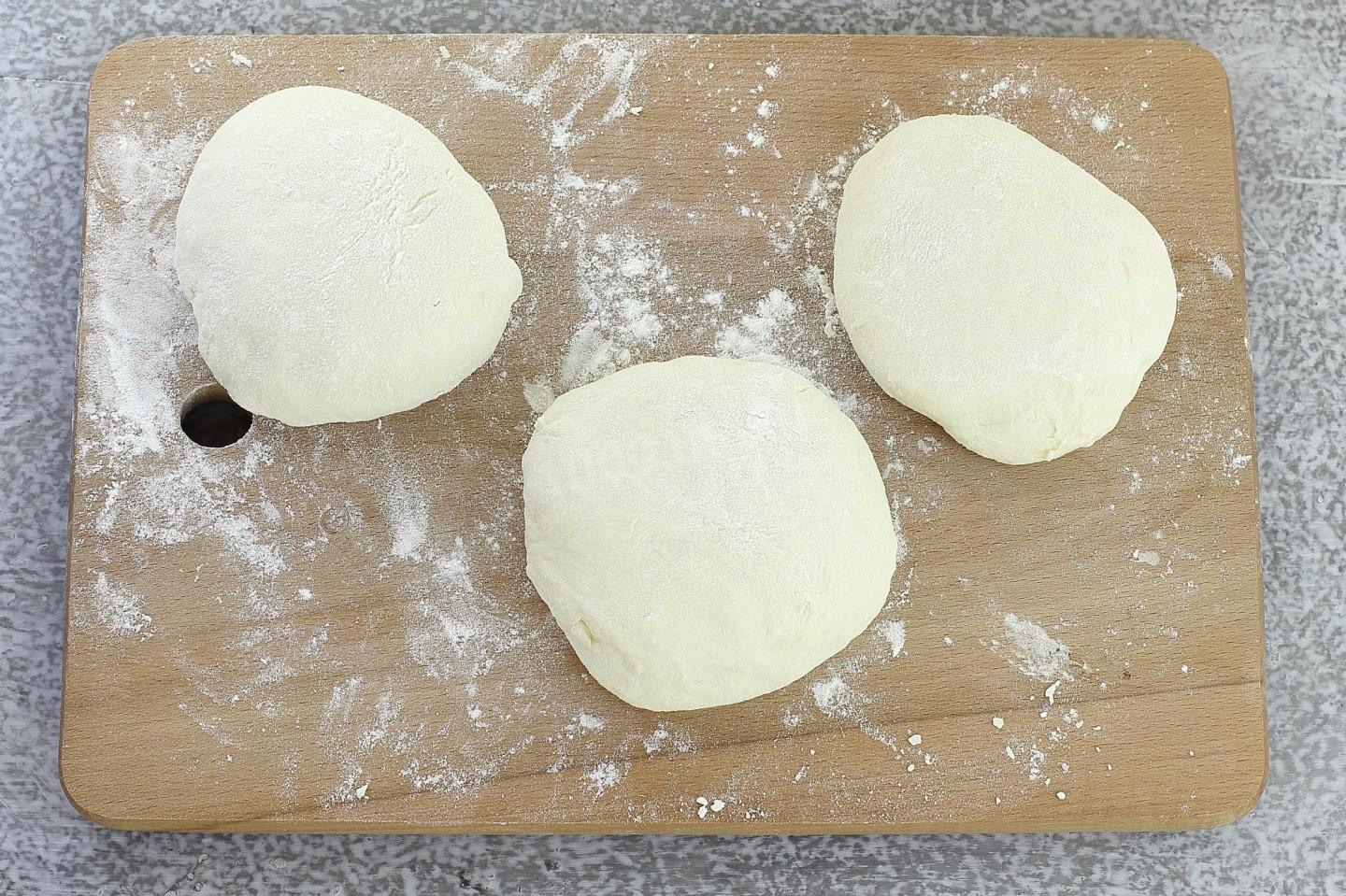 Шаг 12 приготовления Булочки с колбасой и сыром