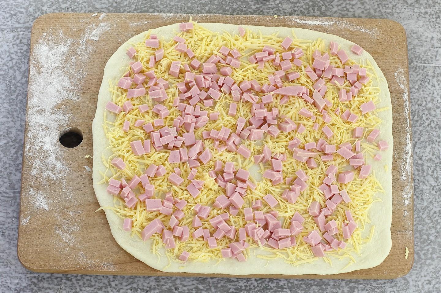 Шаг 14 приготовления Булочки с колбасой и сыром
