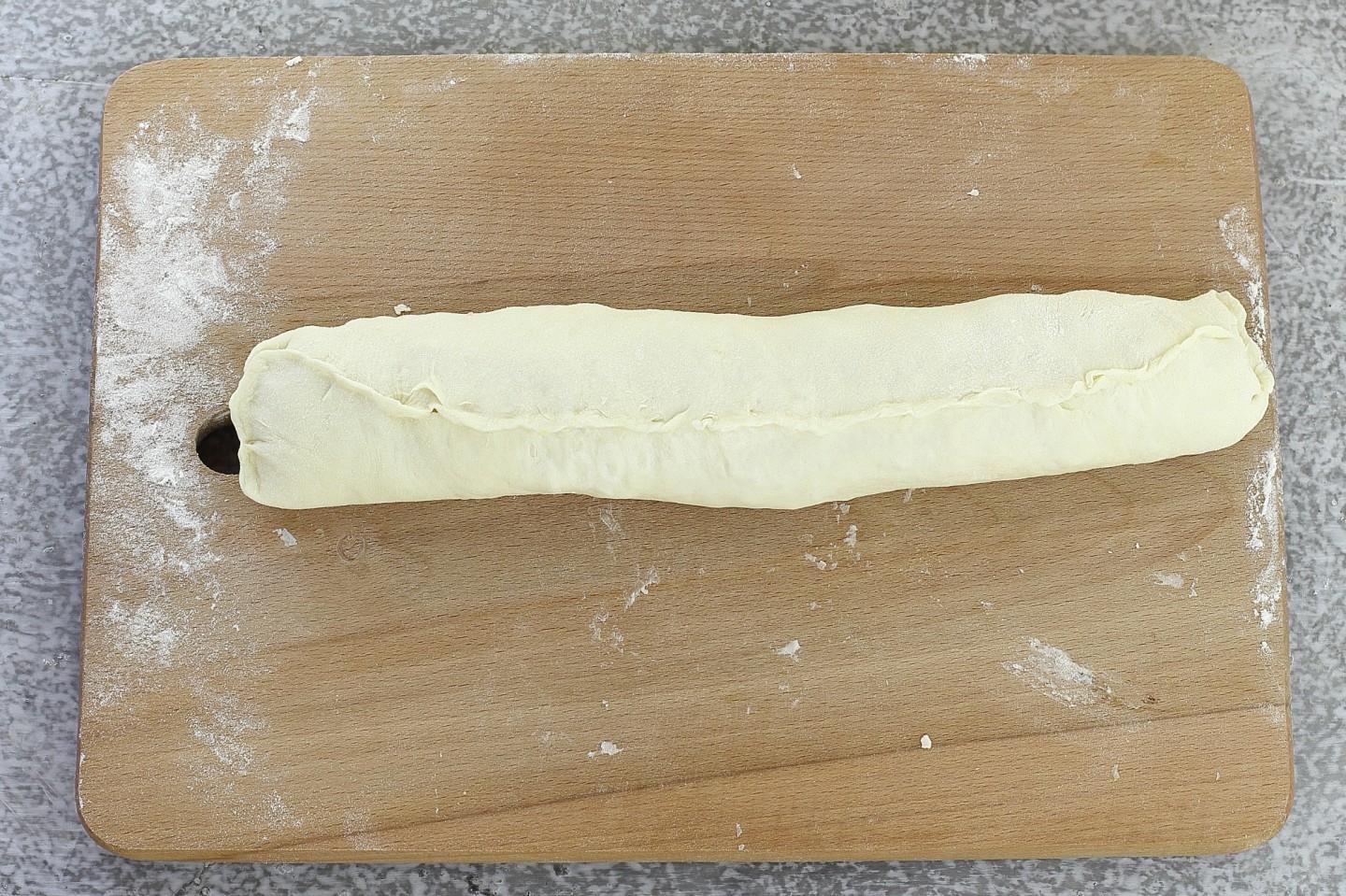 Шаг 15 приготовления Булочки с колбасой и сыром