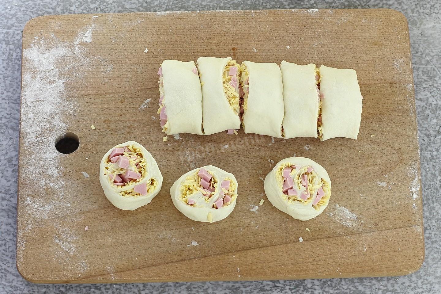 Шаг 16 приготовления Булочки с колбасой и сыром