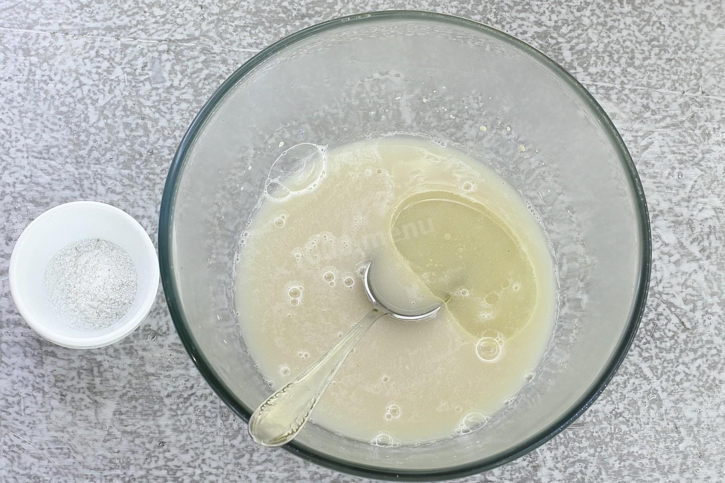 Шаг 5 приготовления Булочки с колбасой и сыром