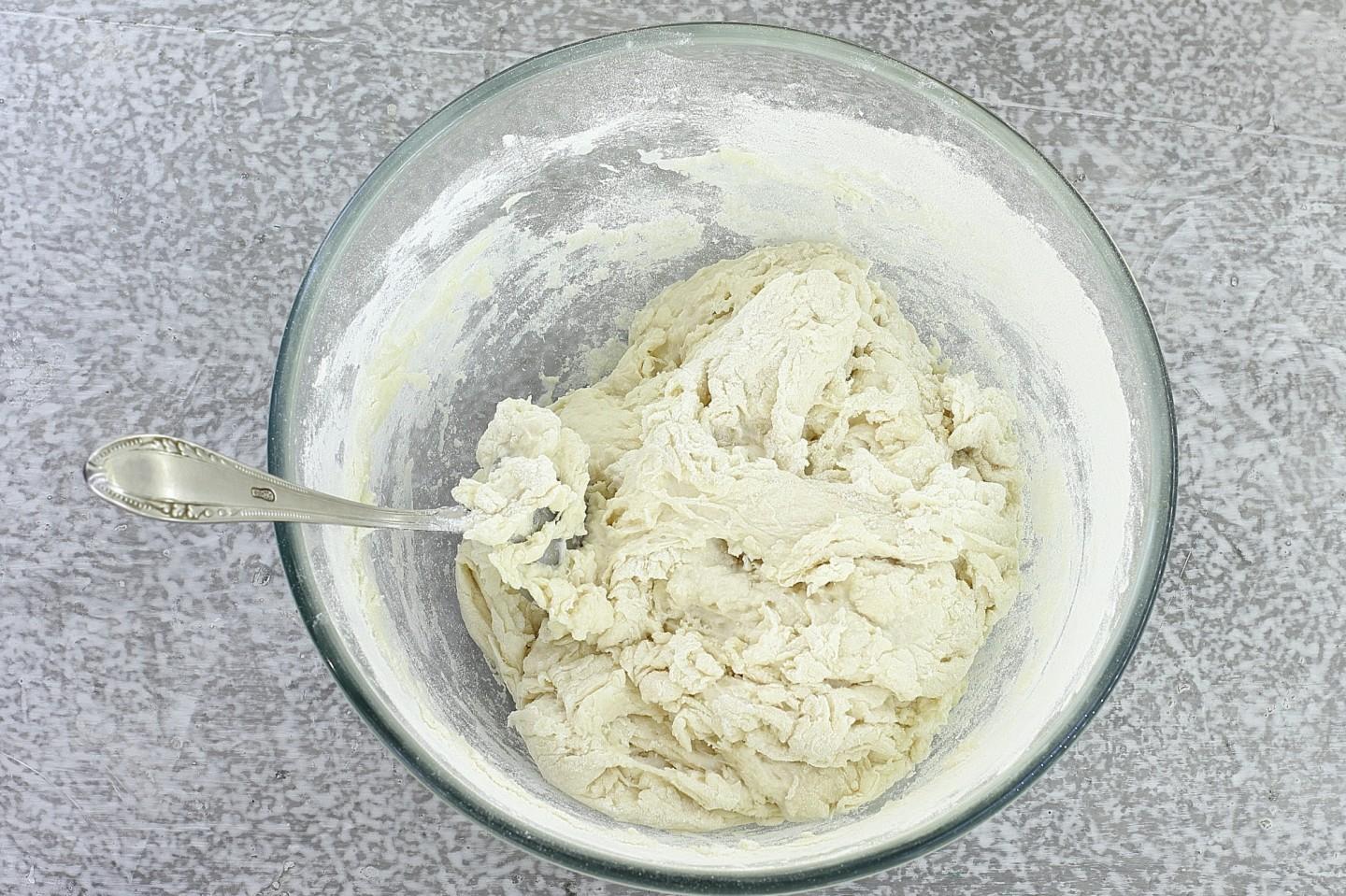 Шаг 7 приготовления Булочки с колбасой и сыром