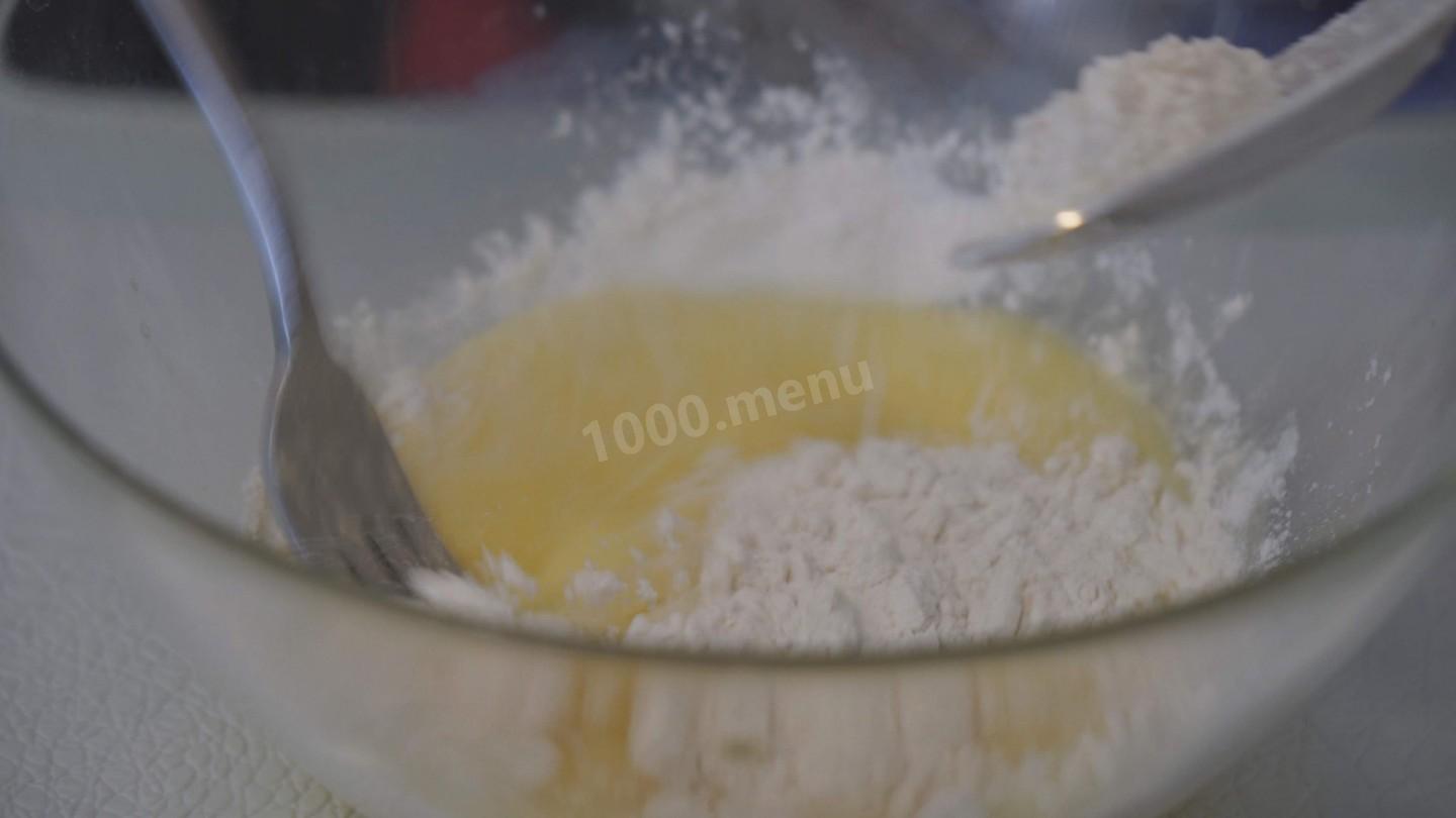 Шаг 2 приготовления Нежный фруктовый десерт с шоколадом и сыром