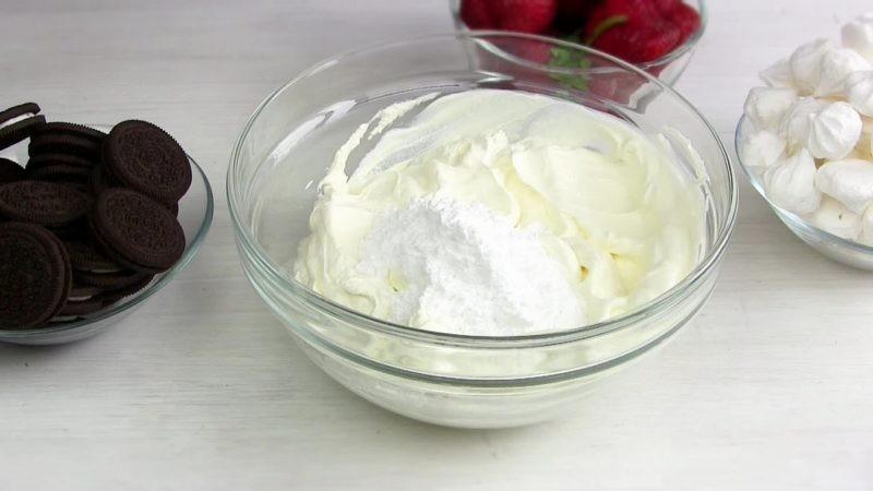 Шаг 1 приготовления Клубничный десерт со сметаной и печеньем Орео