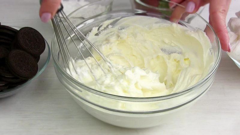 Шаг 2 приготовления Клубничный десерт со сметаной и печеньем Орео