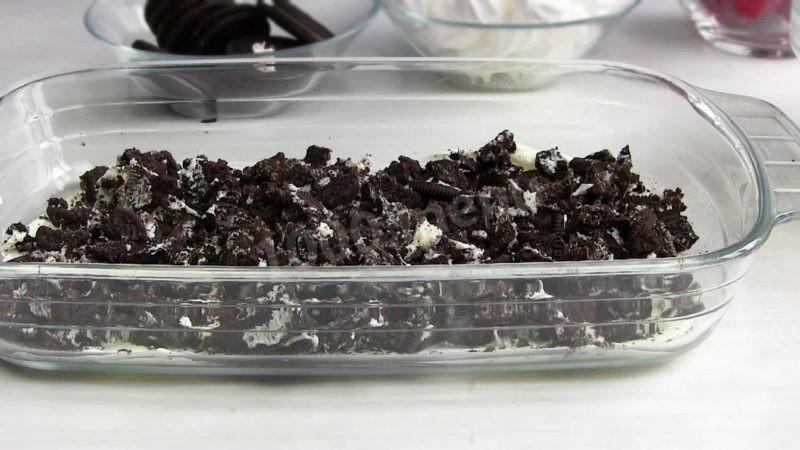 Шаг 4 приготовления Клубничный десерт со сметаной и печеньем Орео