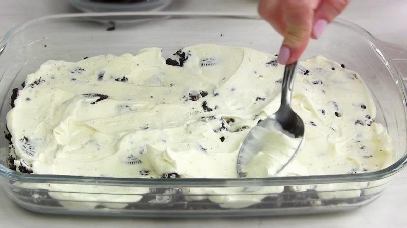 Шаг 5 приготовления Клубничный десерт со сметаной и печеньем Орео