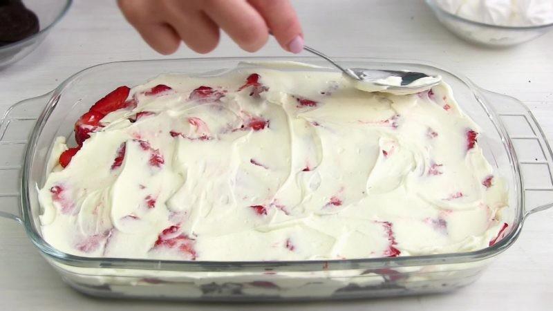 Шаг 7 приготовления Клубничный десерт со сметаной и печеньем Орео