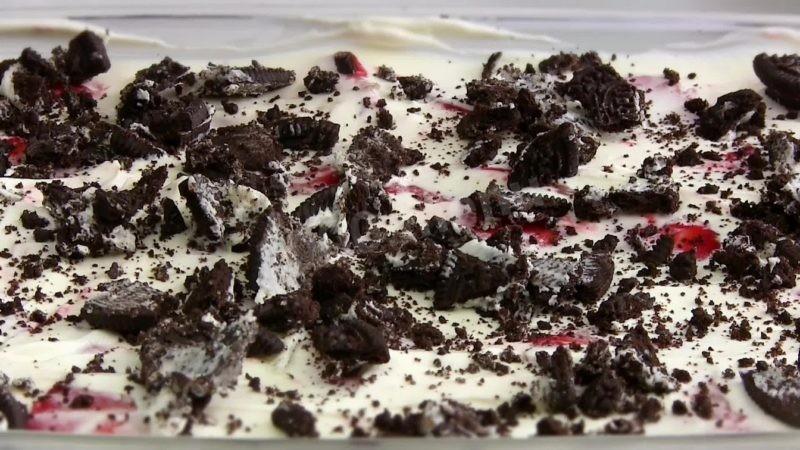 Шаг 8 приготовления Клубничный десерт со сметаной и печеньем Орео