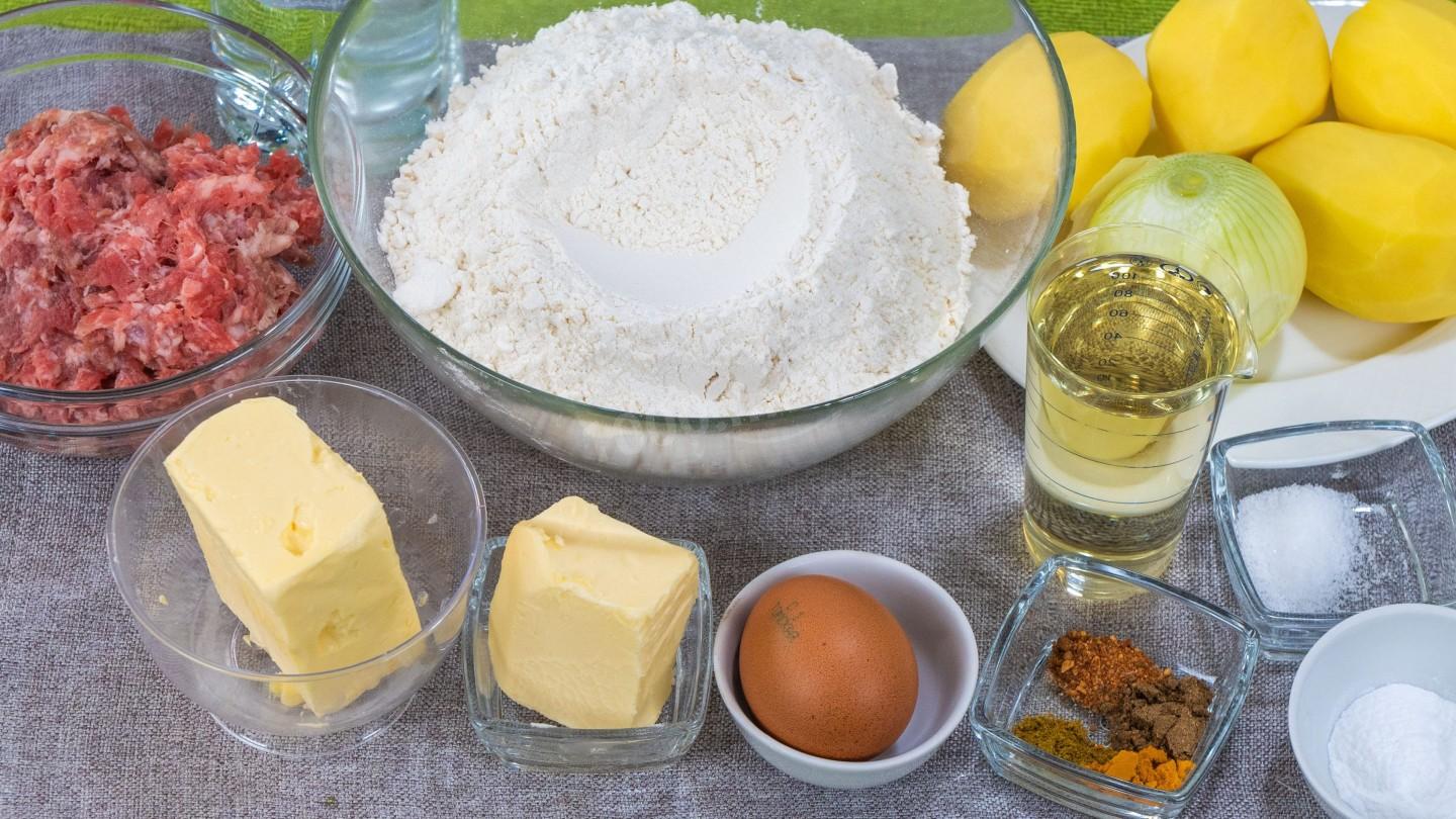 Шаг 1 приготовления Пирожки с фаршем и картошкой в духовке