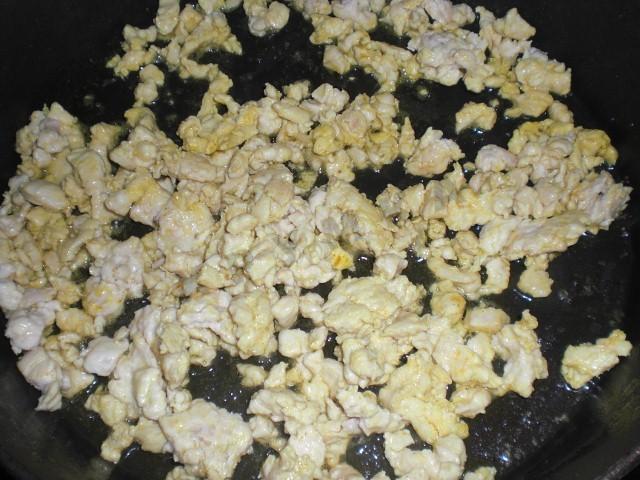 Шаг 3 приготовления Блины с курицей и сыром