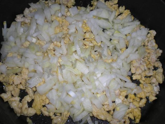 Шаг 4 приготовления Блины с курицей и сыром