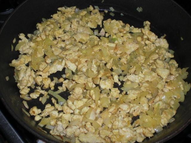 Шаг 5 приготовления Блины с курицей и сыром