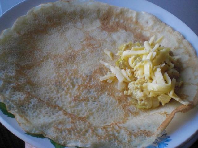 Шаг 9 приготовления Блины с курицей и сыром