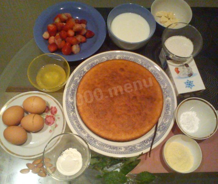 Шаг 1 приготовления Десерт клубничный с бисквитом