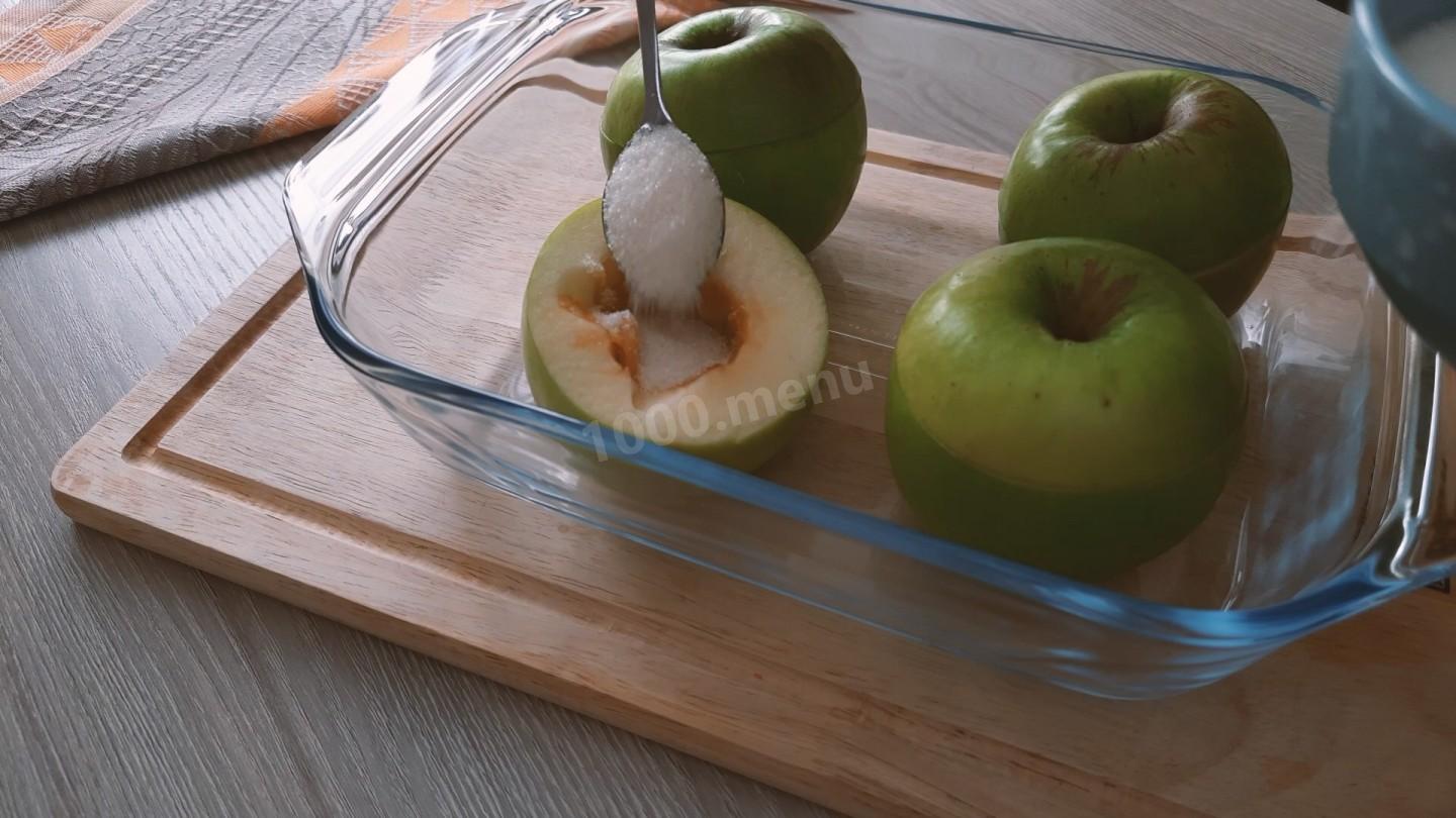 Шаг 4 приготовления Яблоки с сахаром и водой в духовке