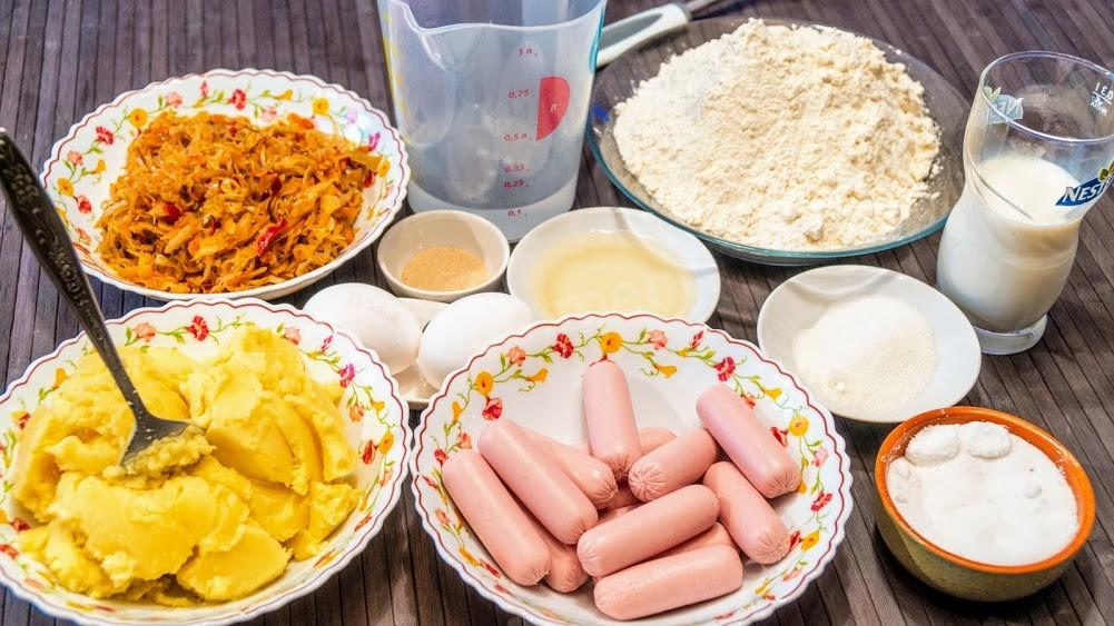 Шаг 1 приготовления Пирожки с картошкой капустой и сосиской