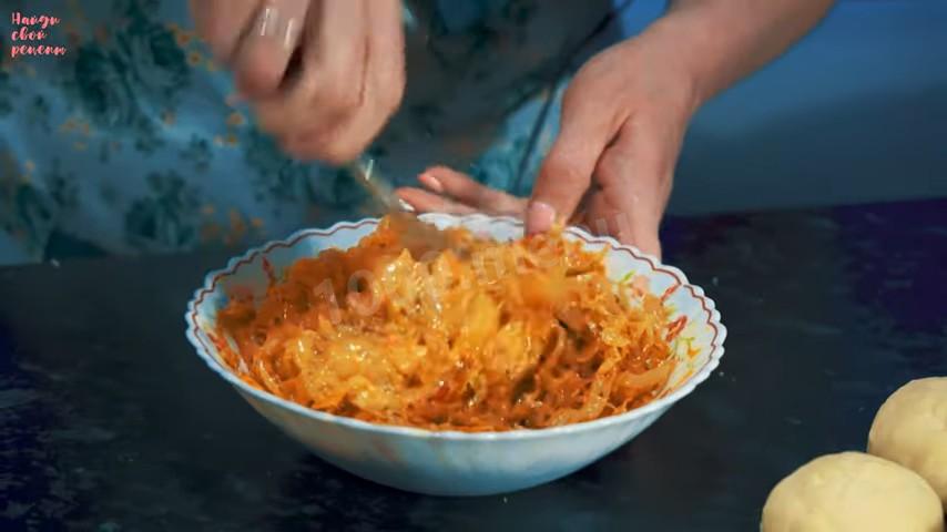 Шаг 22 приготовления Пирожки с картошкой капустой и сосиской