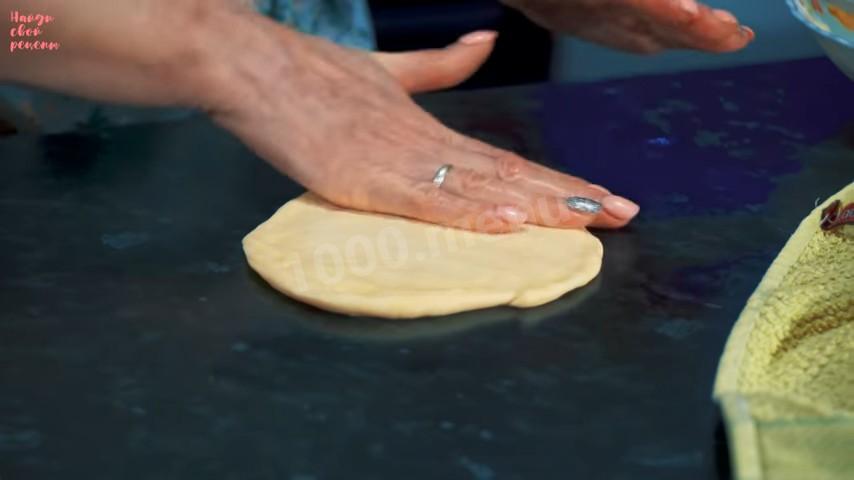 Шаг 23 приготовления Пирожки с картошкой капустой и сосиской