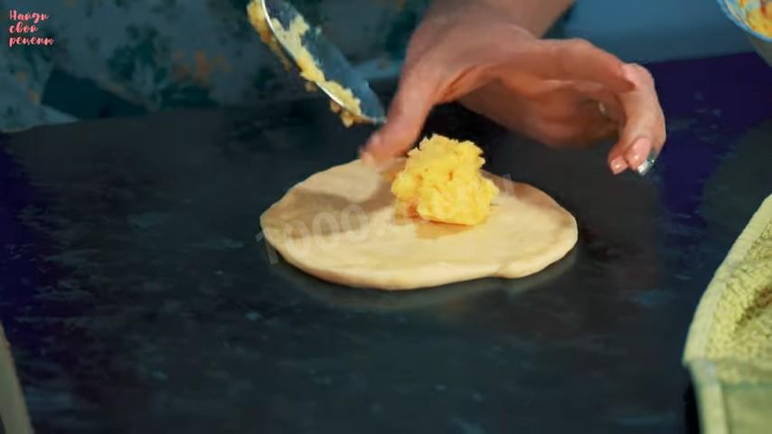 Шаг 24 приготовления Пирожки с картошкой капустой и сосиской