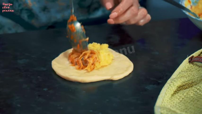Шаг 25 приготовления Пирожки с картошкой капустой и сосиской