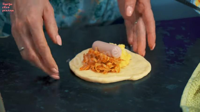 Шаг 26 приготовления Пирожки с картошкой капустой и сосиской