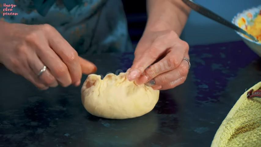 Шаг 27 приготовления Пирожки с картошкой капустой и сосиской