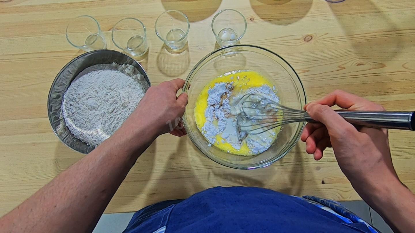Шаг 2 приготовления Жареные пончики на молоке и сливочном масле