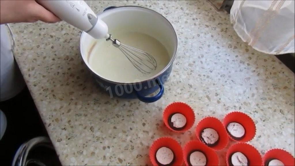 Шаг 4 приготовления Молочное желе Орео