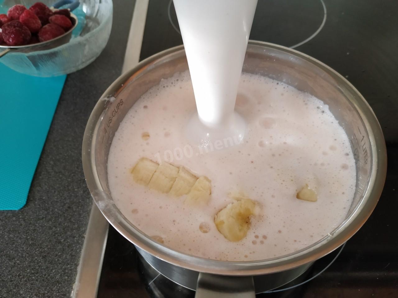 Шаг 3 приготовления Молочное желе с бананом и малиной