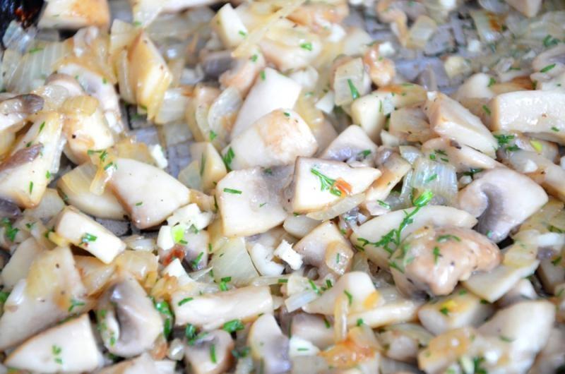 Шаг 4 приготовления Куриные голени в мешочках из слоеного теста