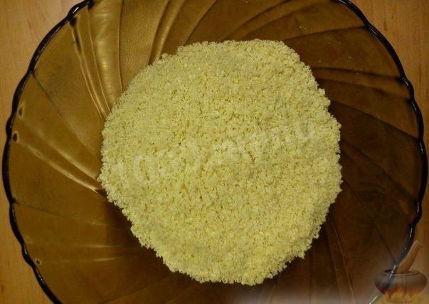 Шаг 2 приготовления Рафаэлло из кукурузных палочек