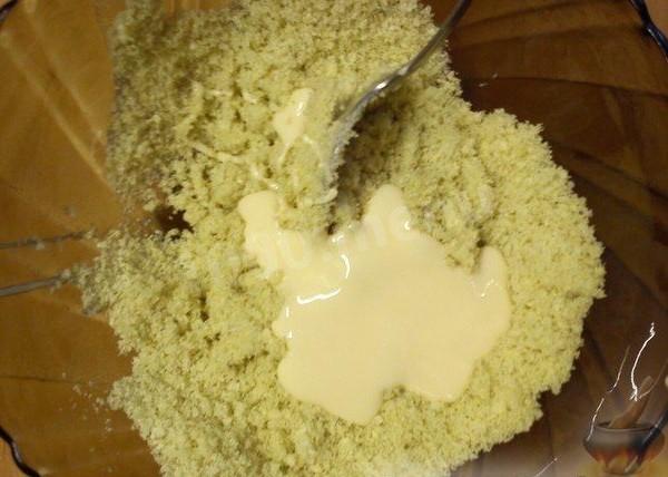 Шаг 3 приготовления Рафаэлло из кукурузных палочек