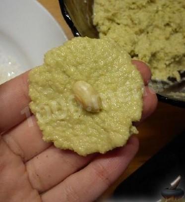 Шаг 5 приготовления Рафаэлло из кукурузных палочек
