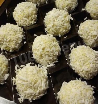 Шаг 8 приготовления Рафаэлло из кукурузных палочек