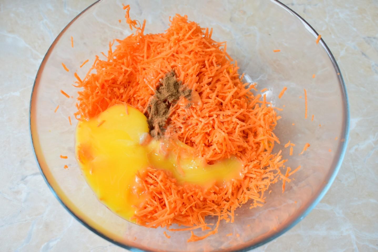 Шаг 3 приготовления Морковный кекс с орехами