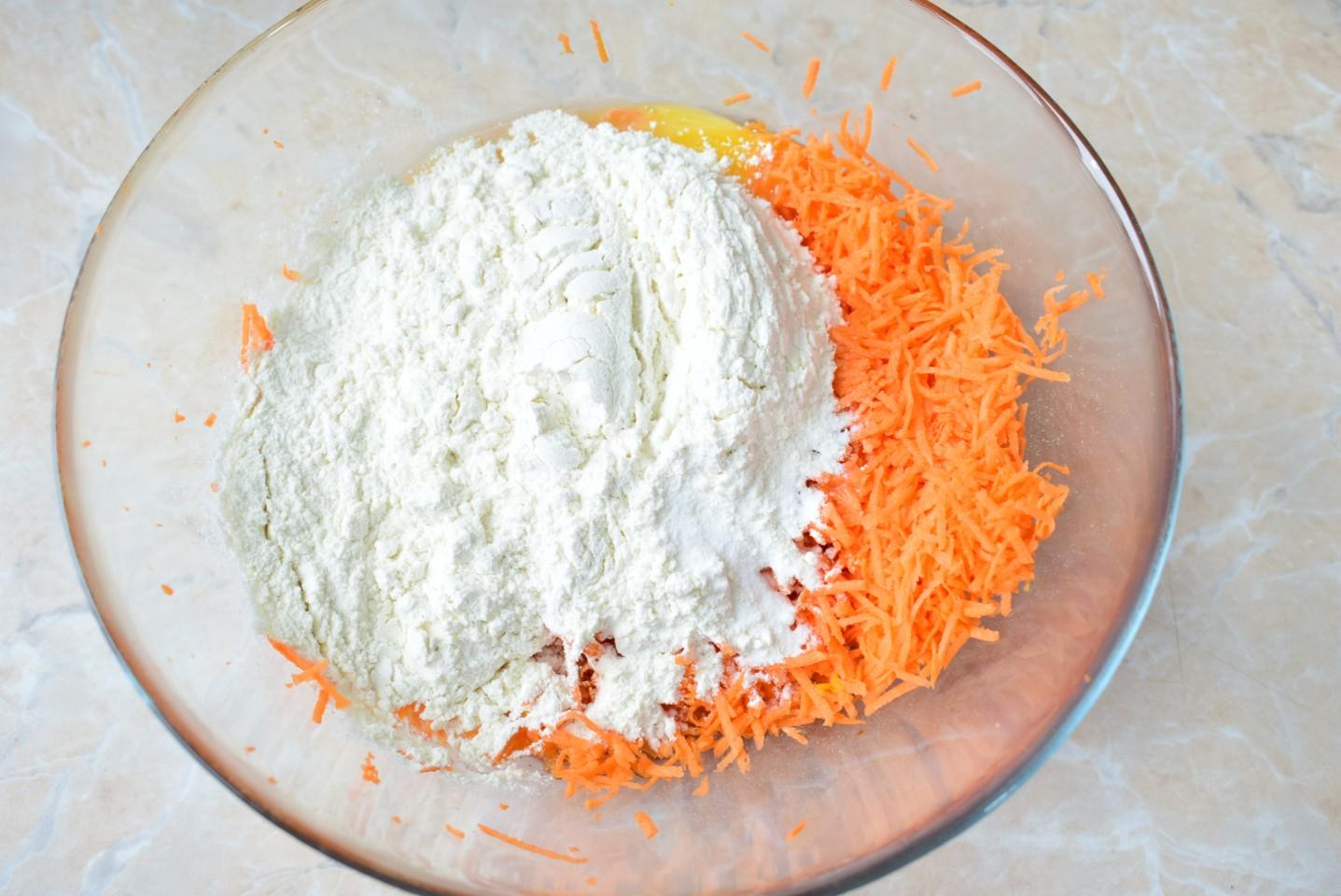 Шаг 4 приготовления Морковный кекс с орехами