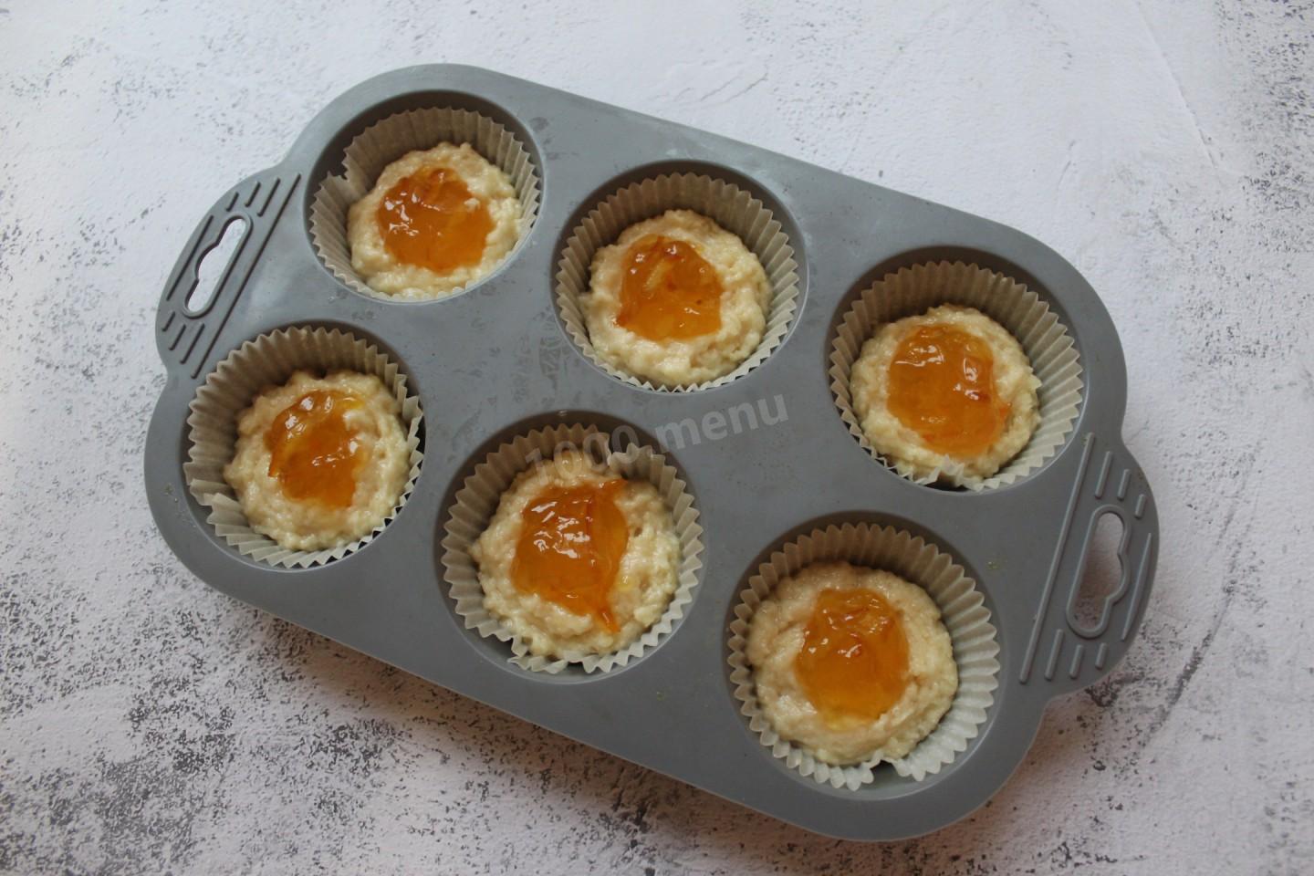 Шаг 6 приготовления Маффины в бумажных формочках с джемом