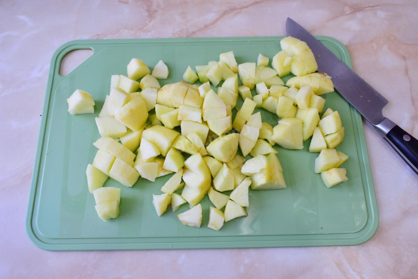 Шаг 7 приготовления Пирог с яблоками и брусникой