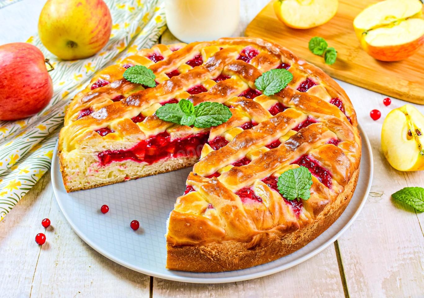 Обложка рецепта Пирог с яблоками и брусникой
