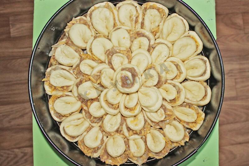 Шаг 11 приготовления Пирог Хризантема с фаршем и сыром