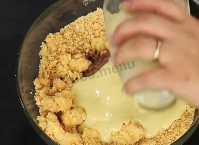 Шаг 4 приготовления Классическая шоколадная колбаска из печенья и какао со сгущенкой