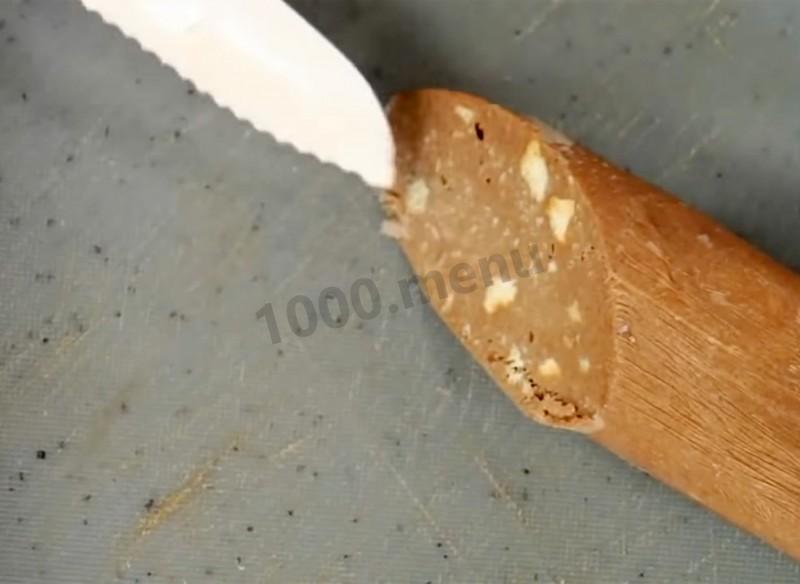 Шаг 8 приготовления Классическая шоколадная колбаска из печенья и какао со сгущенкой