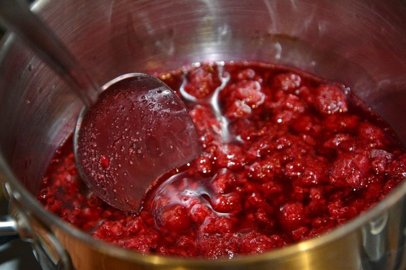 Шаг 11 приготовления Домашнее мороженое с малиновым соусом