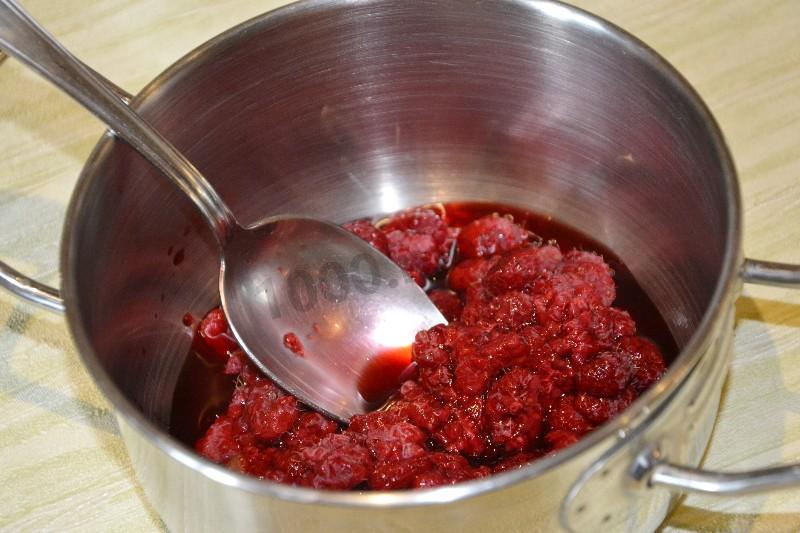 Шаг 9 приготовления Домашнее мороженое с малиновым соусом