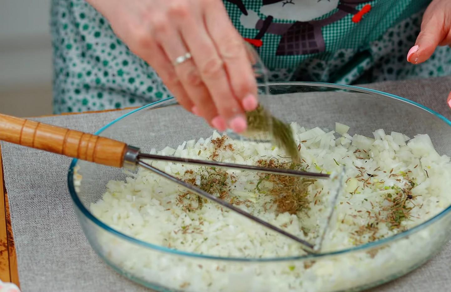 Шаг 13 приготовления Пирог с курицей и картошкой на кефире