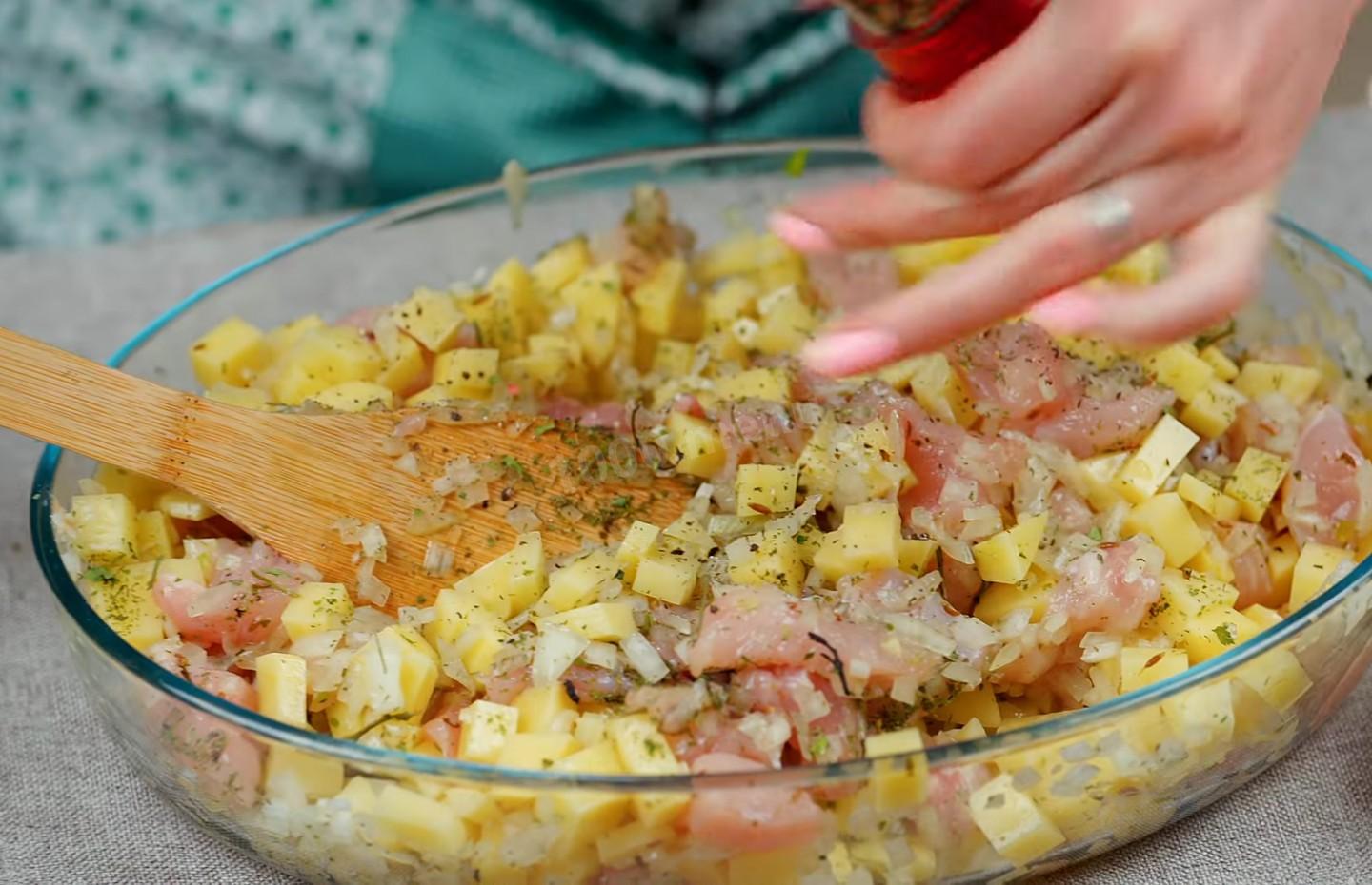 Шаг 16 приготовления Пирог с курицей и картошкой на кефире