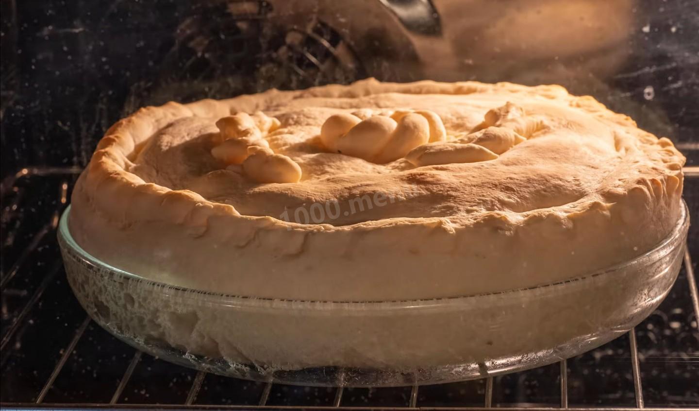 Шаг 28 приготовления Пирог с курицей и картошкой на кефире
